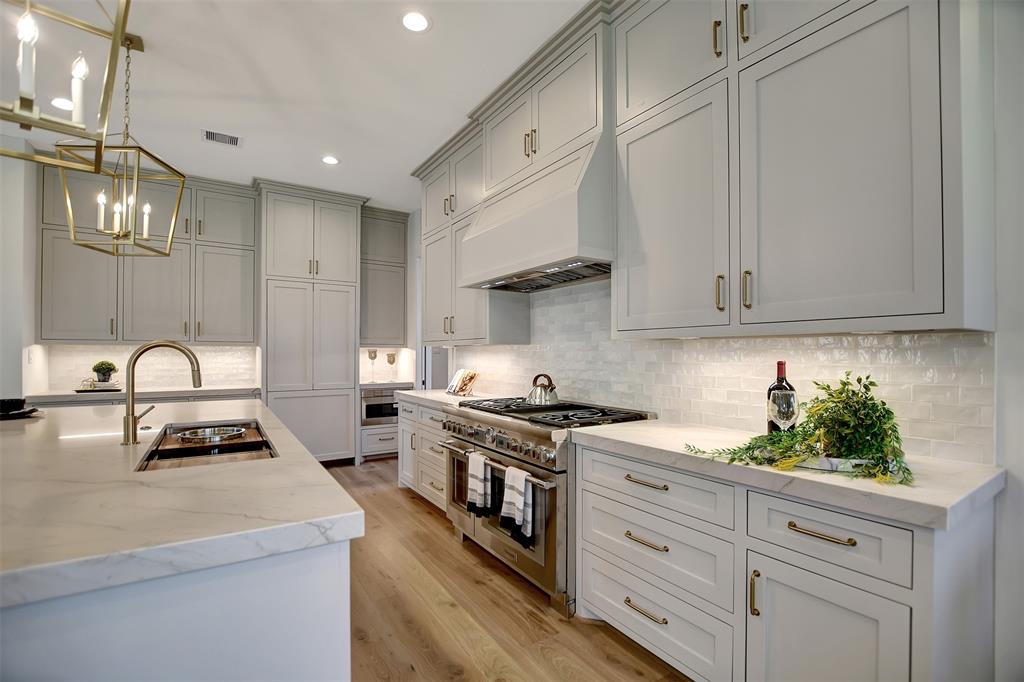 966 W 41st Street