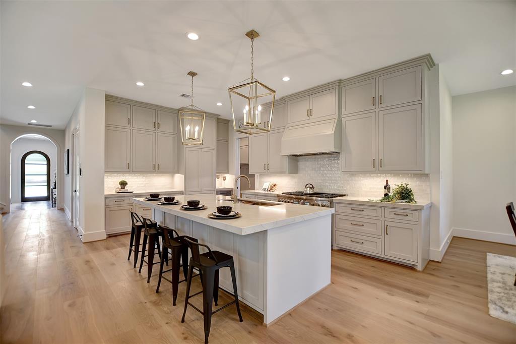 966 W 41st Street