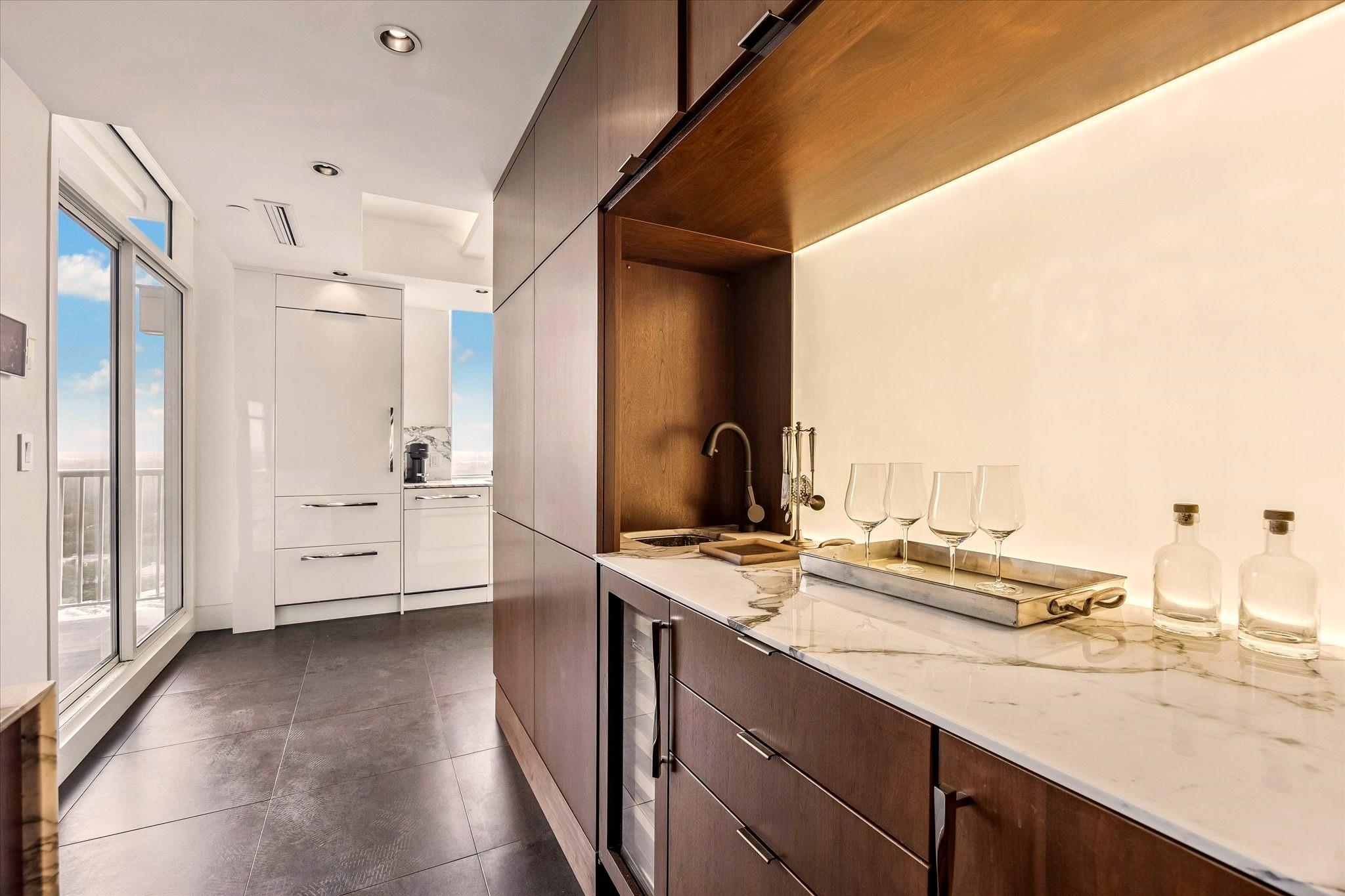 121 N Post Oak Lane # 2104