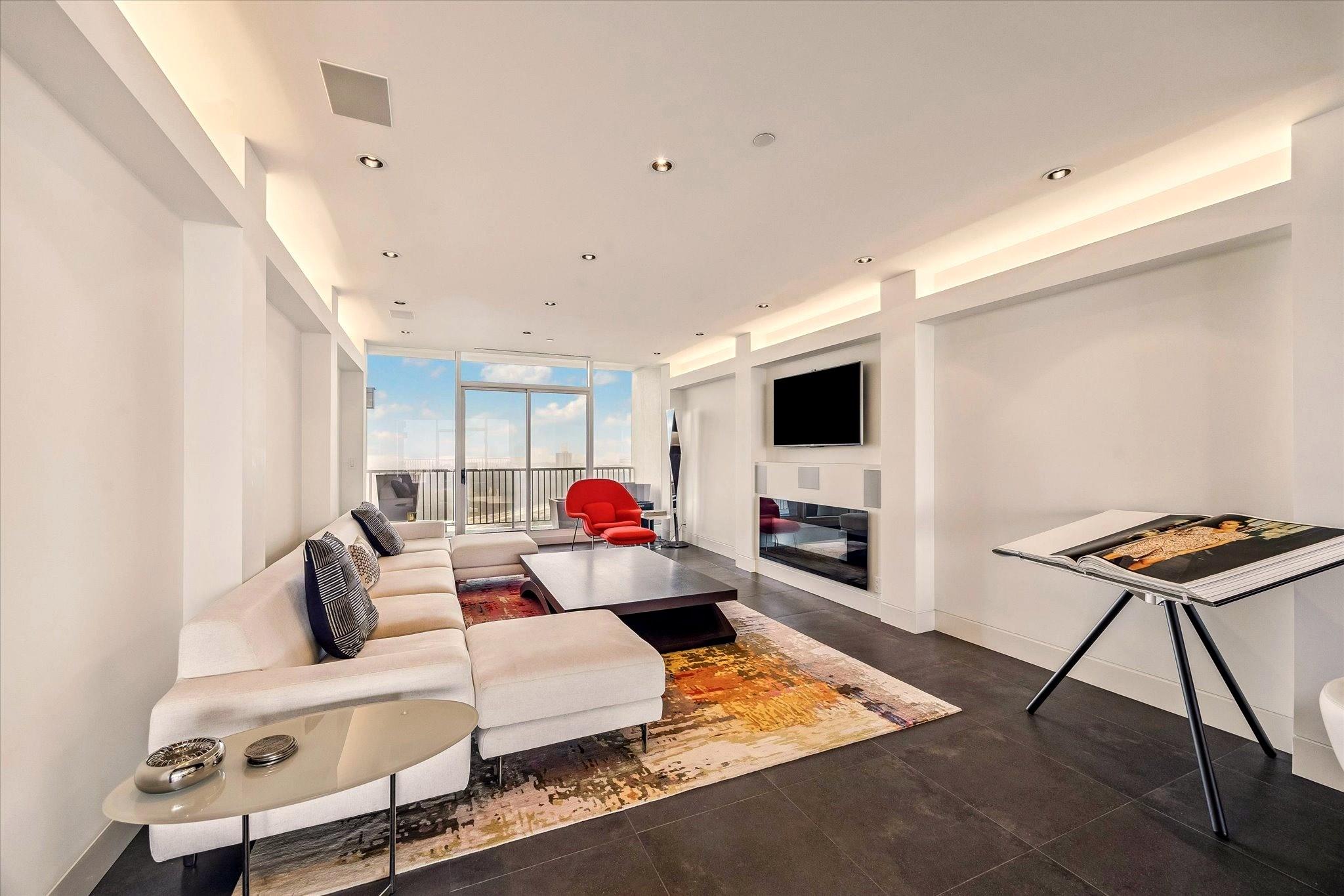 121 N Post Oak Lane # 2104