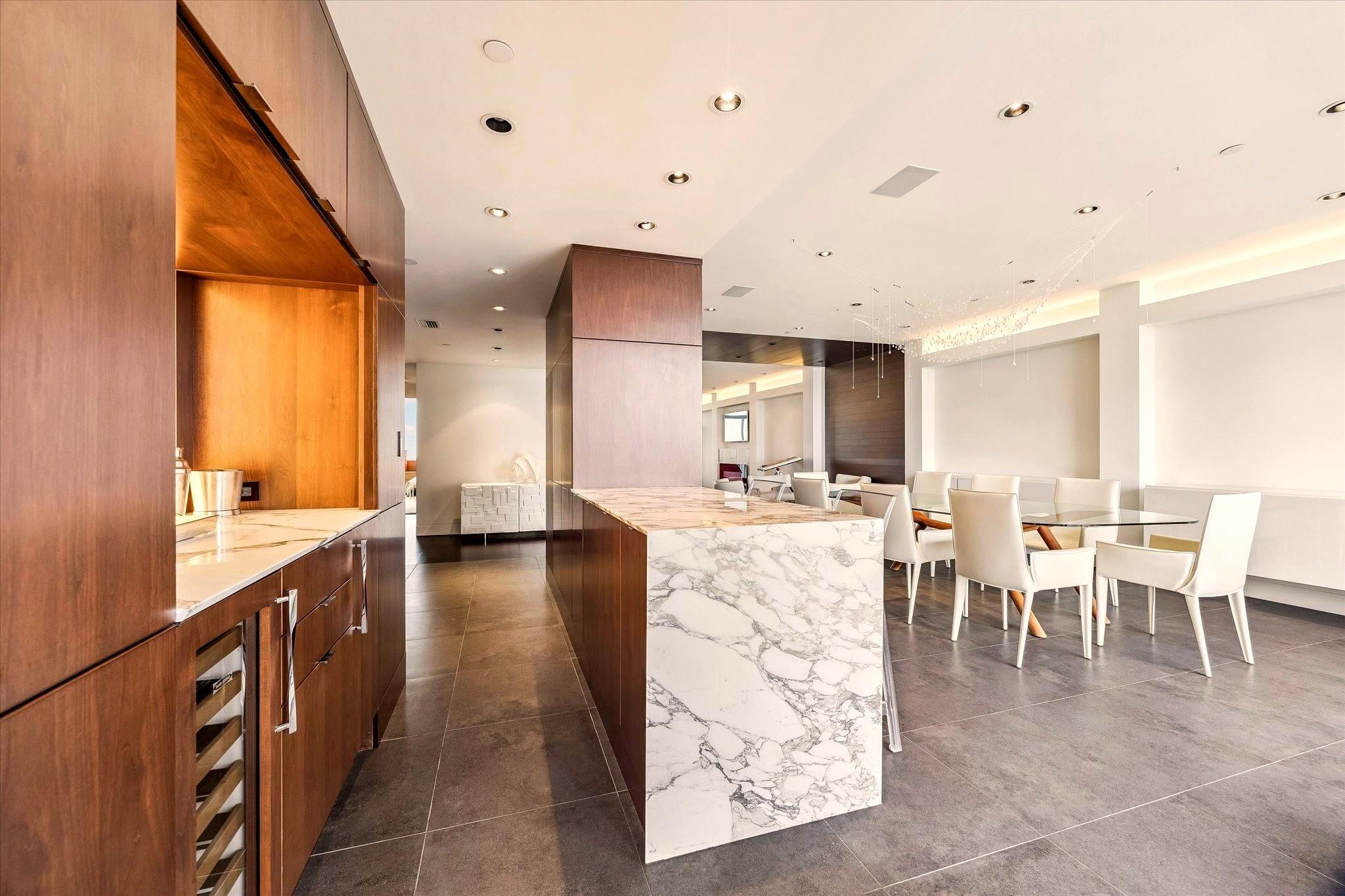 121 N Post Oak Lane # 2104