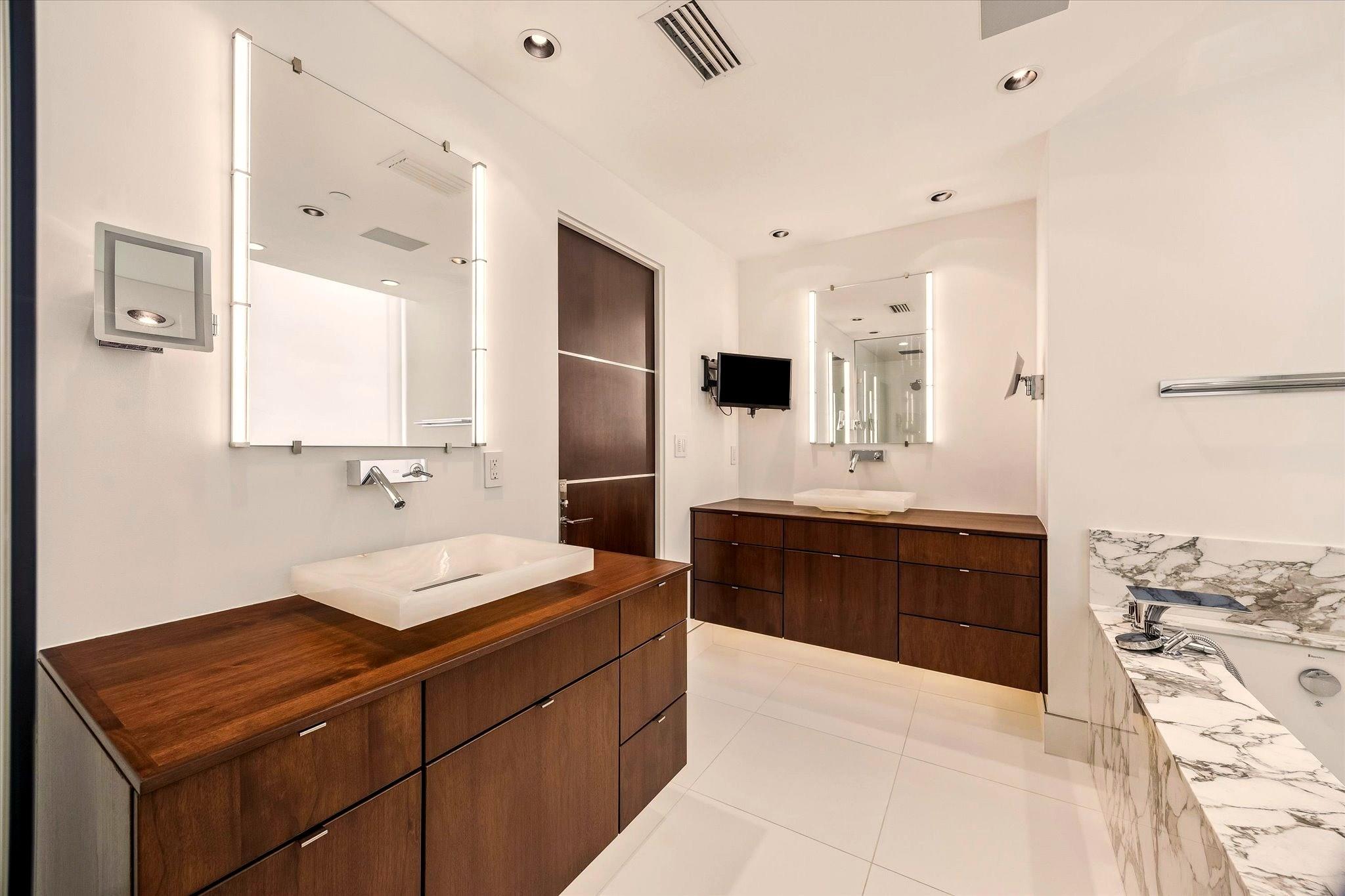 121 N Post Oak Lane # 2104