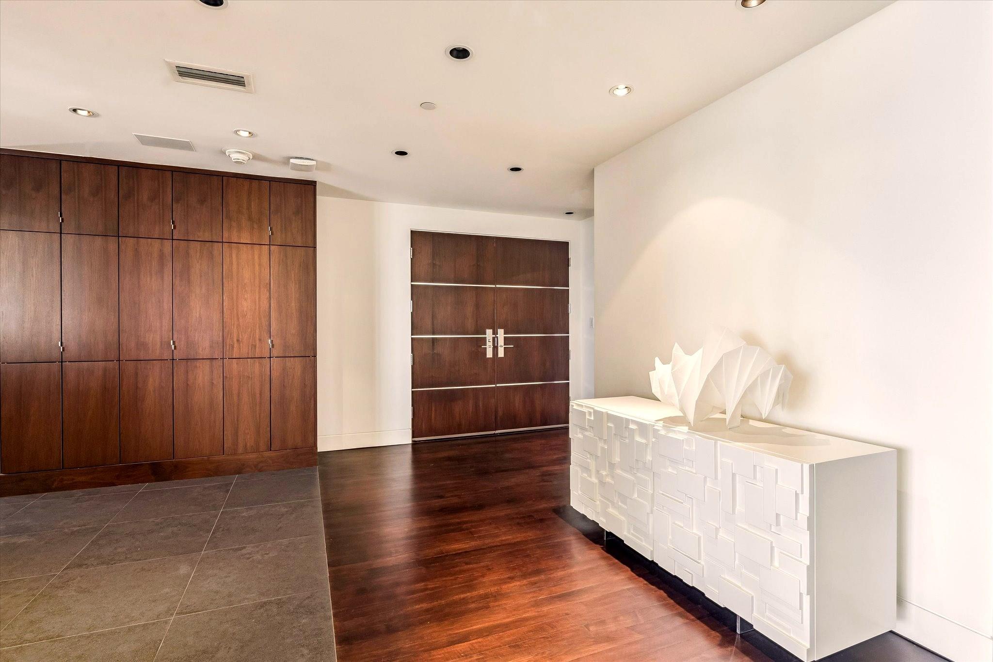 121 N Post Oak Lane # 2104