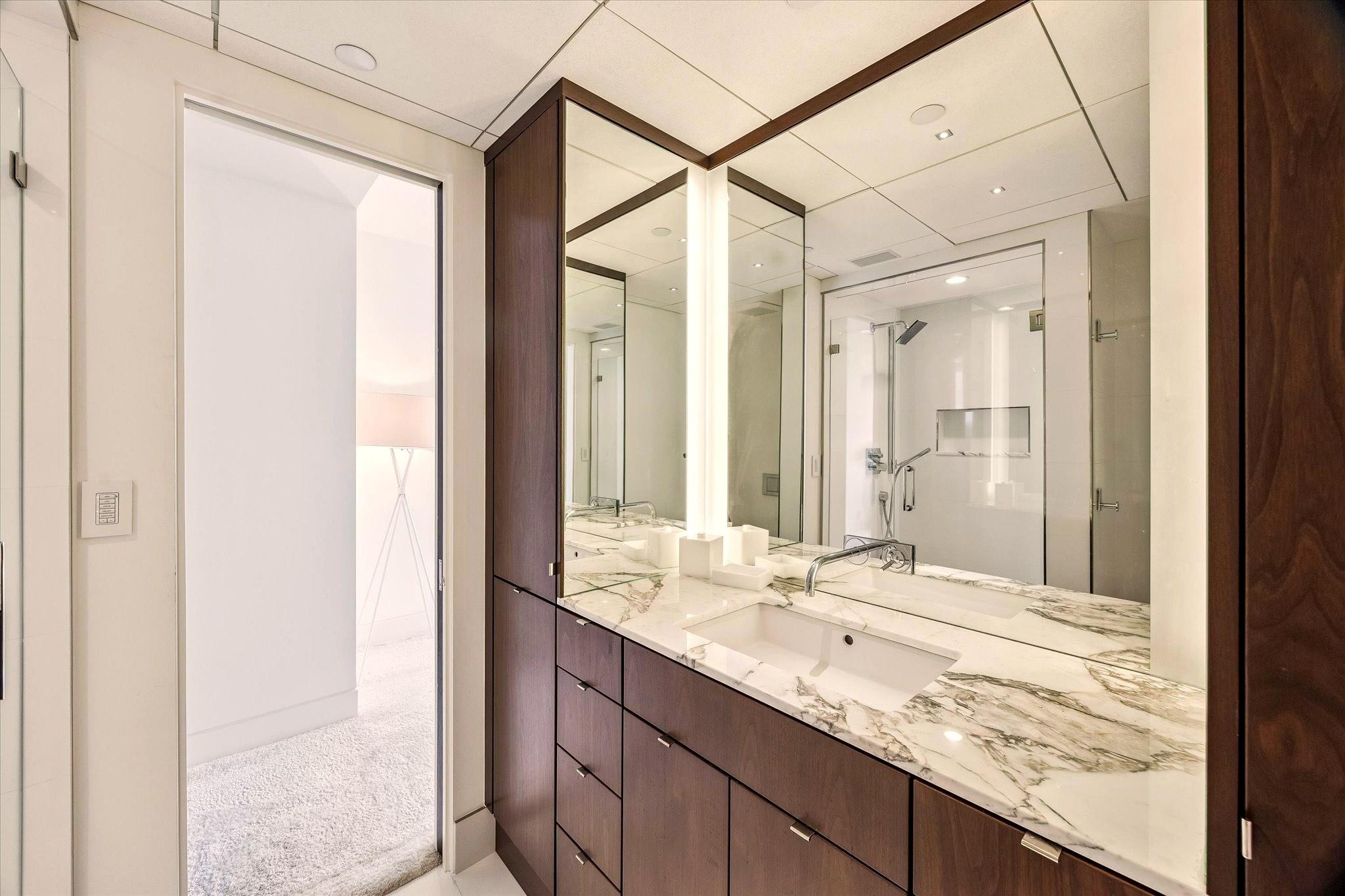 121 N Post Oak Lane # 2104