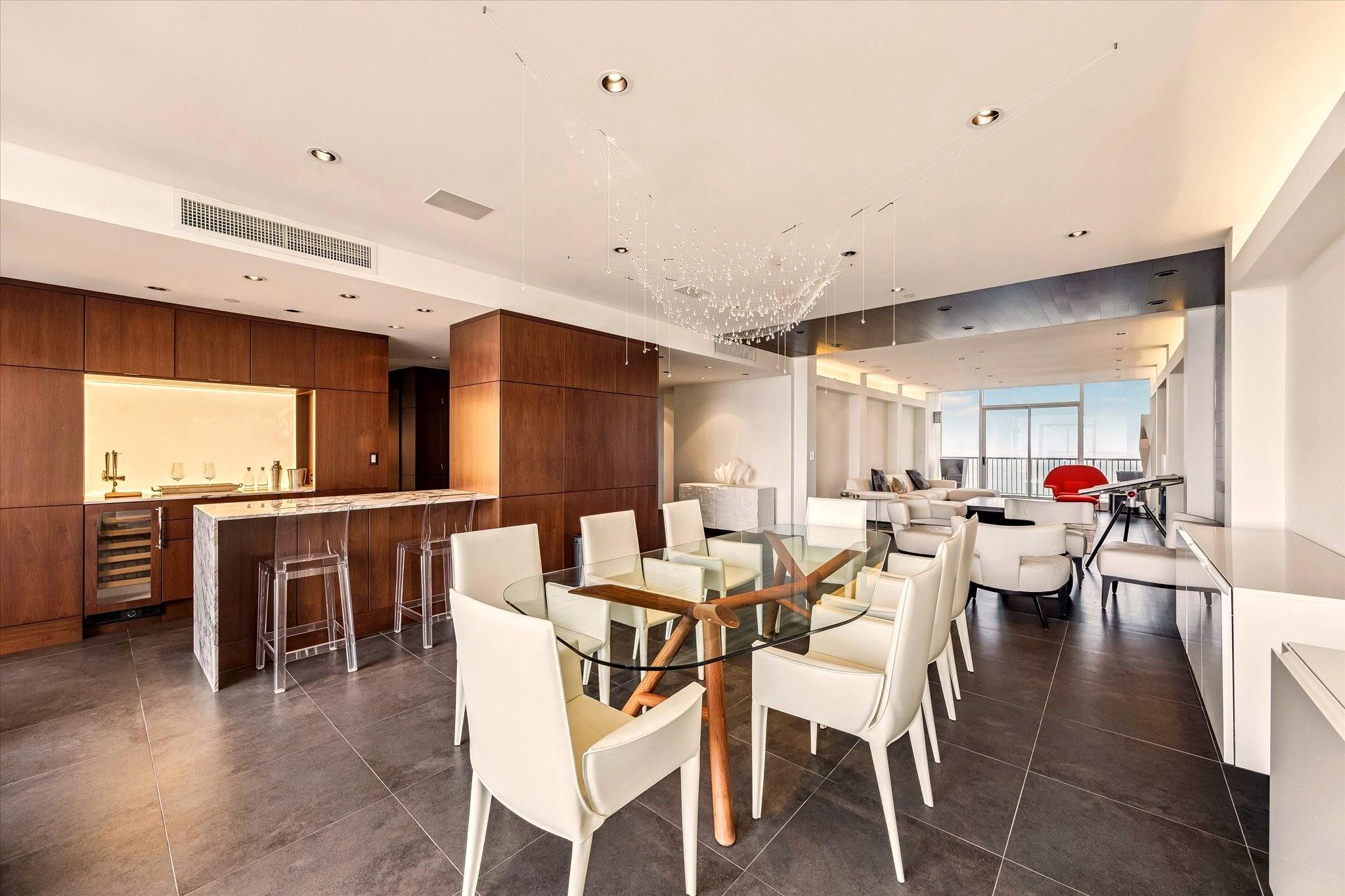 121 N Post Oak Lane # 2104