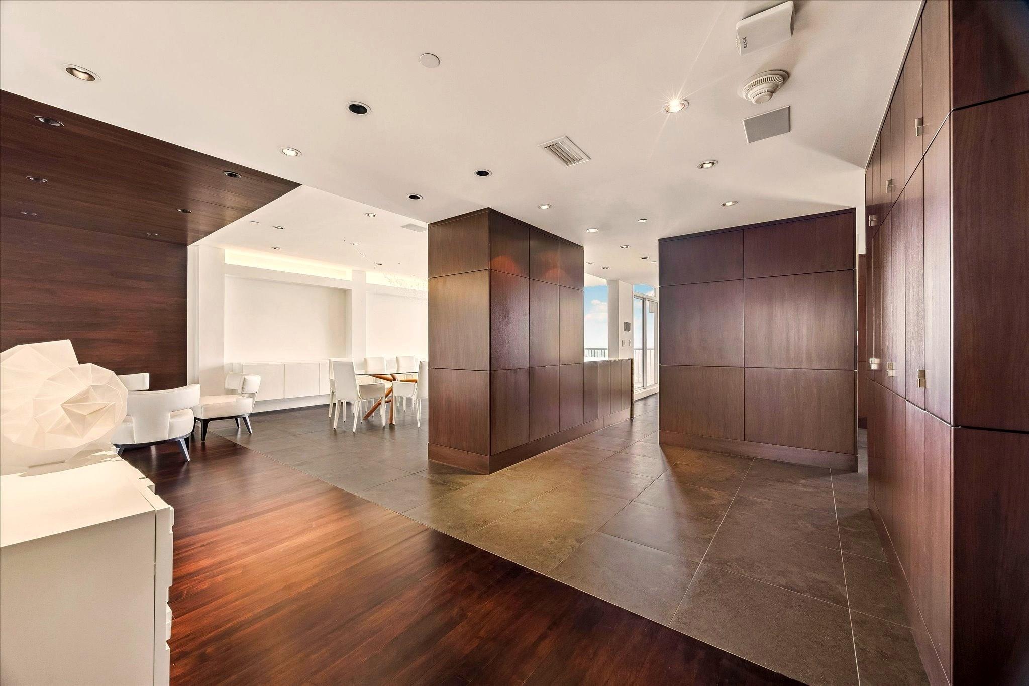 121 N Post Oak Lane # 2104