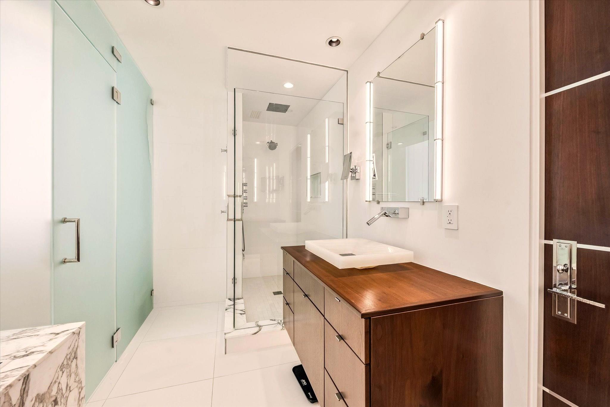 121 N Post Oak Lane # 2104