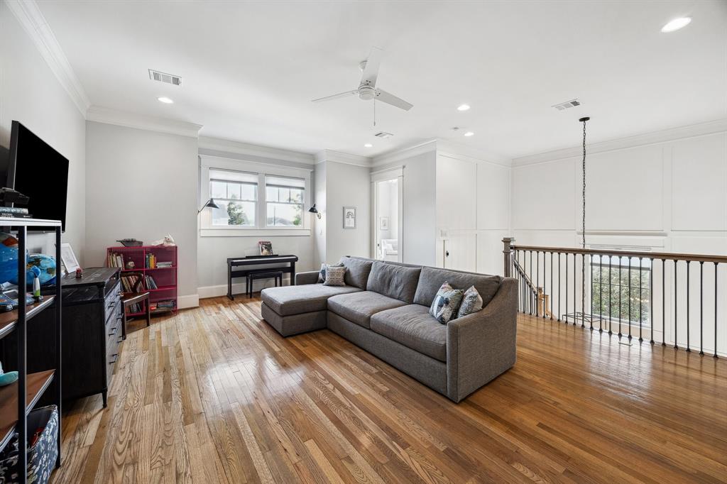 725 E 10th Street
