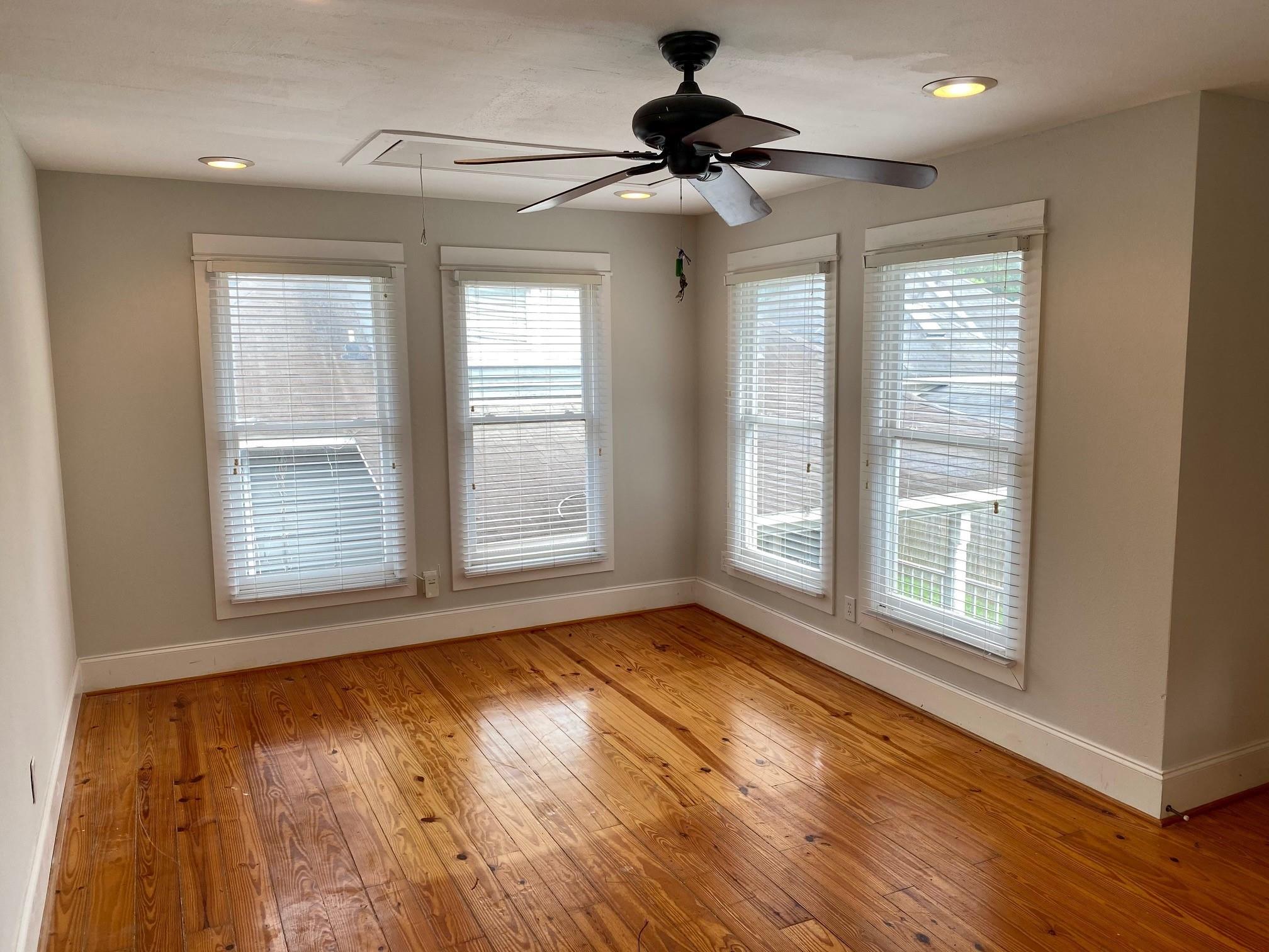 1209 1/2 Cortlandt Street