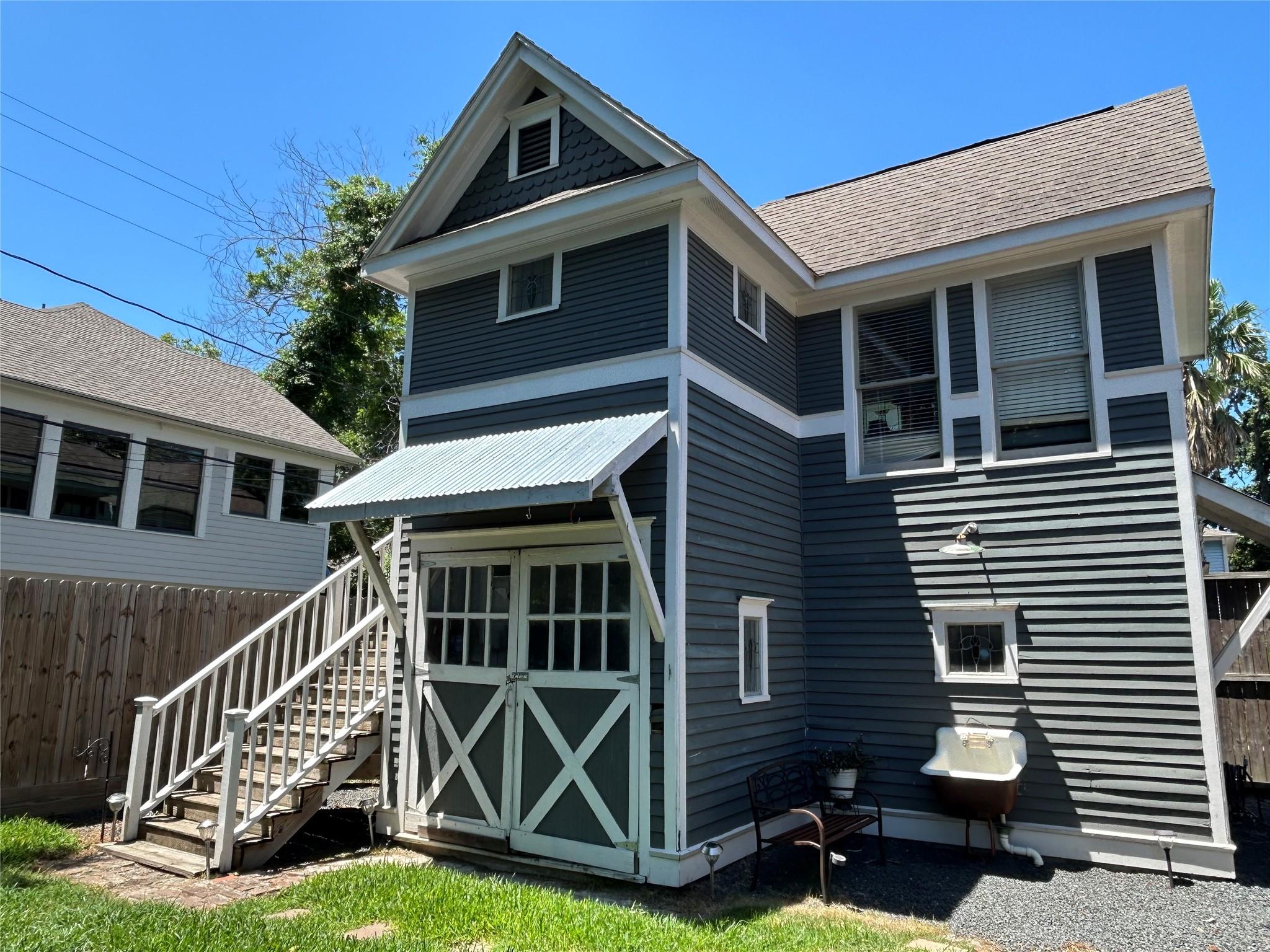 1209 1/2 Cortlandt Street