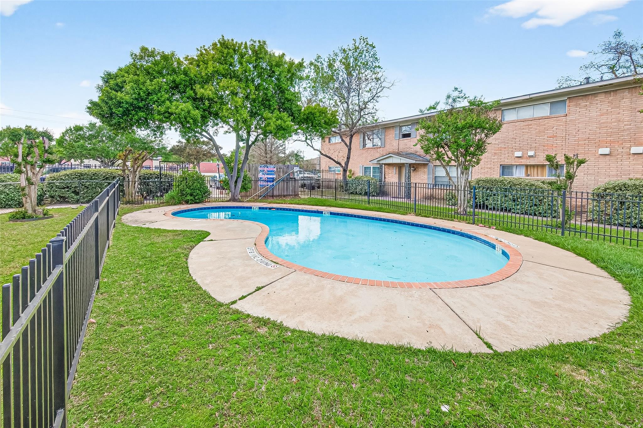 1230 Shadowdale Drive # 17