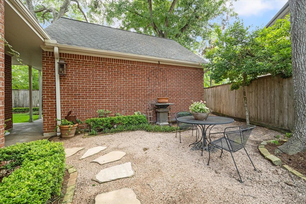 5 Hilshire Oaks Court