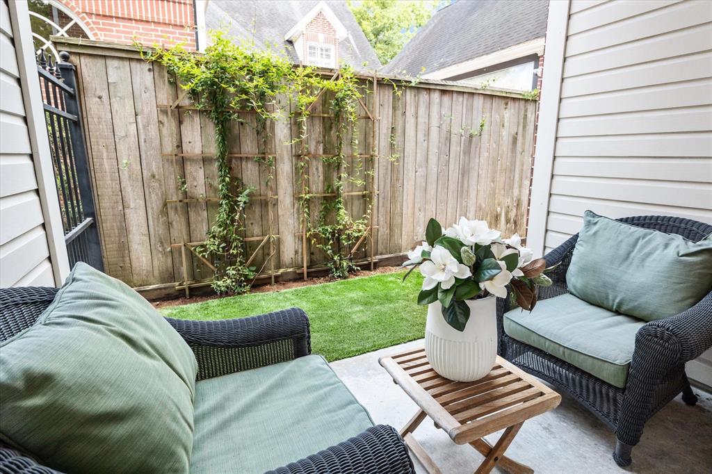 5 Hilshire Oaks Court