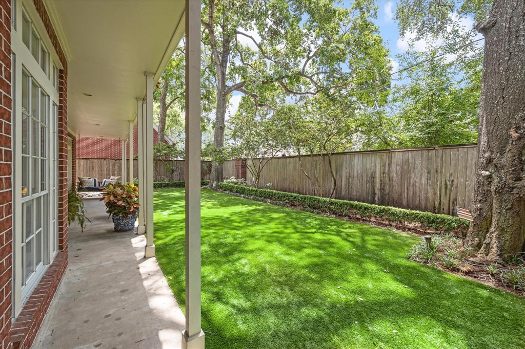 5 Hilshire Oaks Court