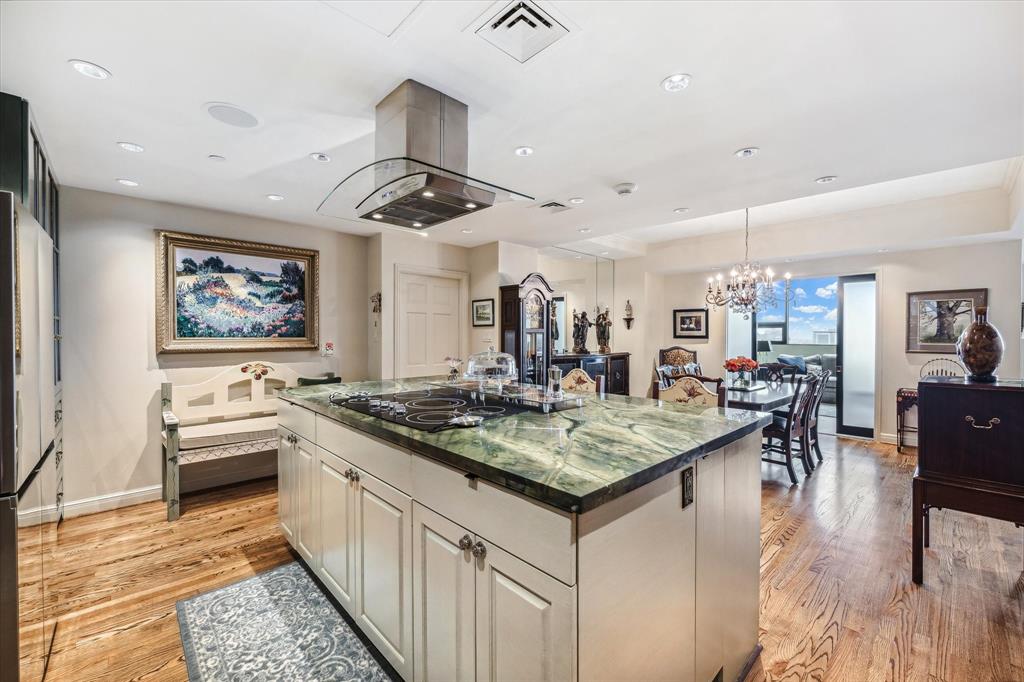 1111 Hermann Drive # 21E