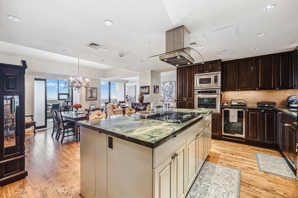 1111 Hermann Drive # 21E