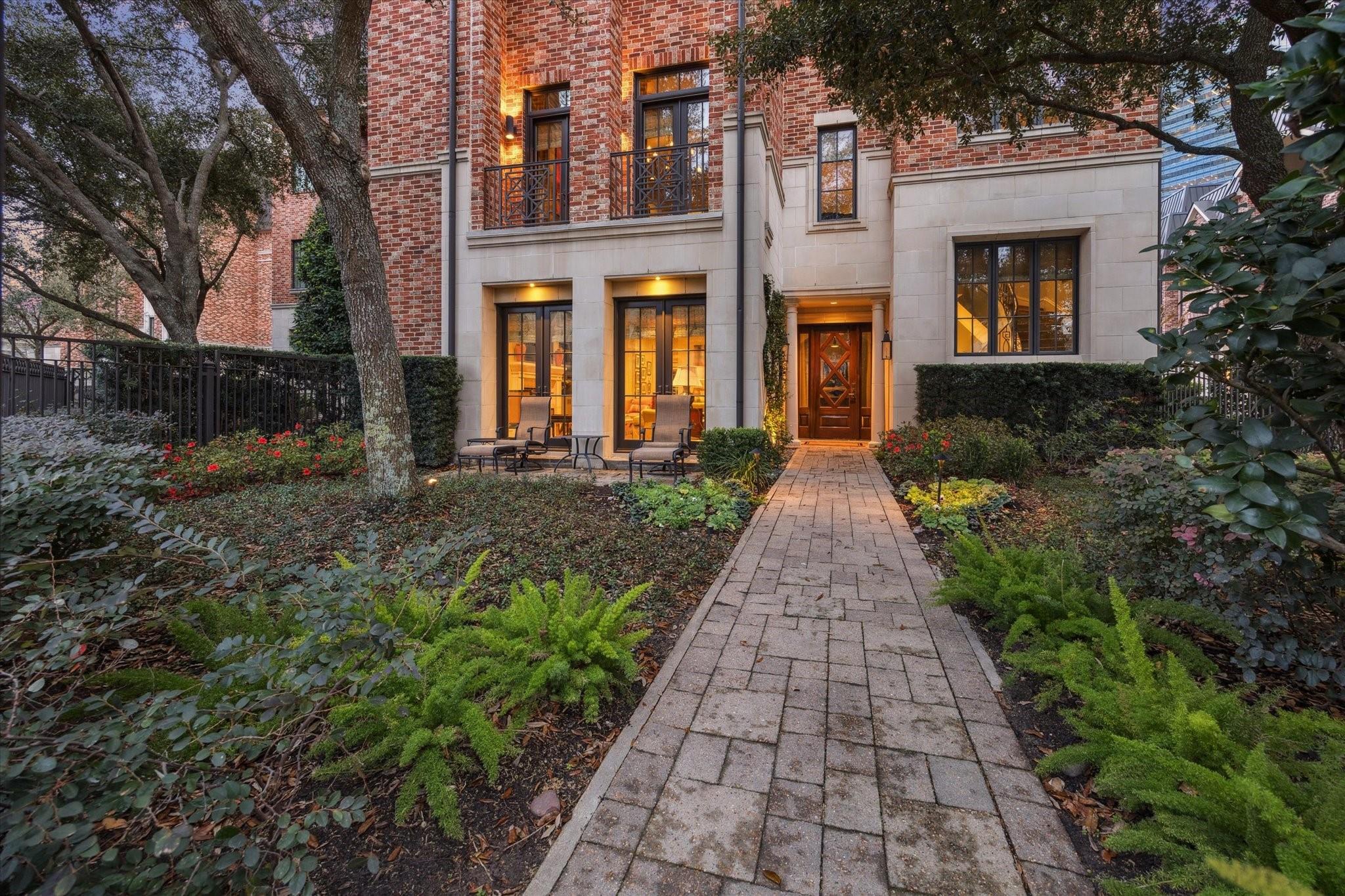 1225 Place Royale Way