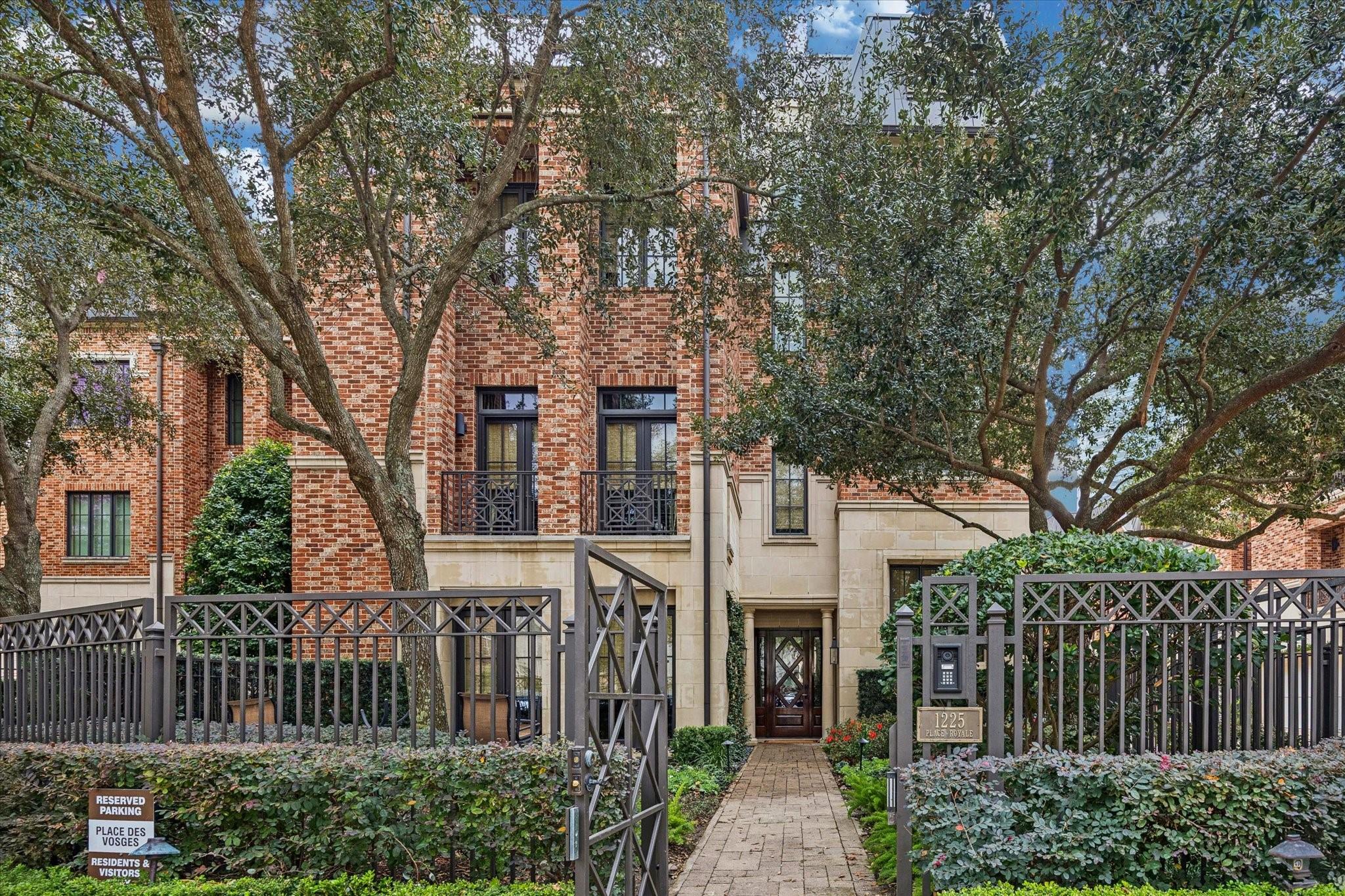 1225 Place Royale Way