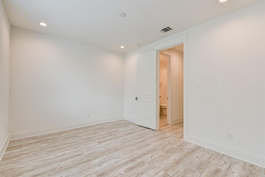 2709 Oakwood Crest Lane