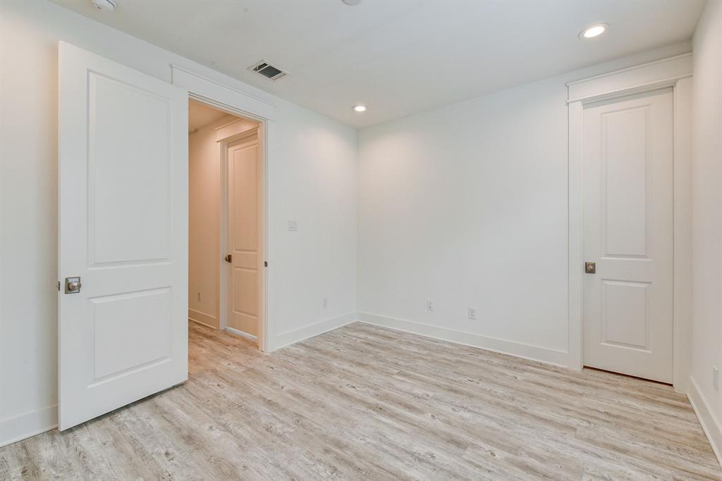 2709 Oakwood Crest Lane