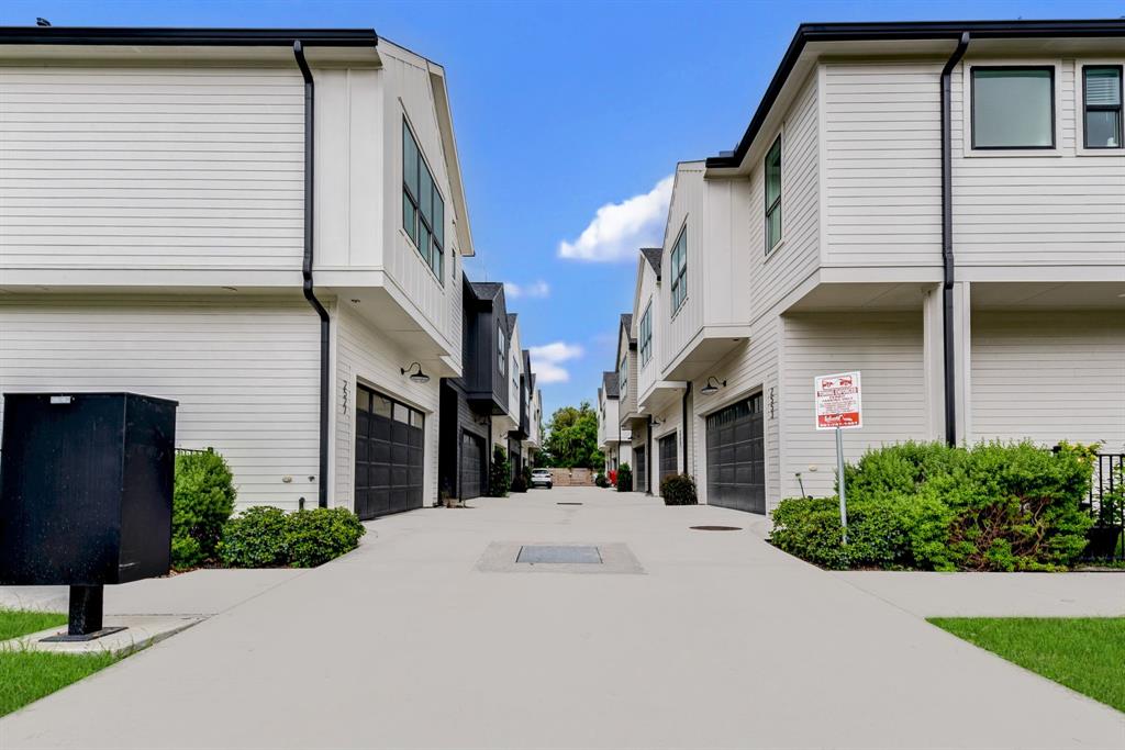 2709 Oakwood Crest Lane