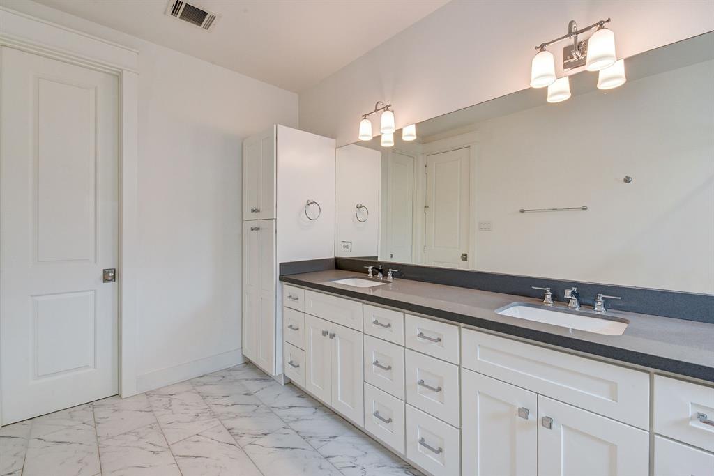 2709 Oakwood Crest Lane