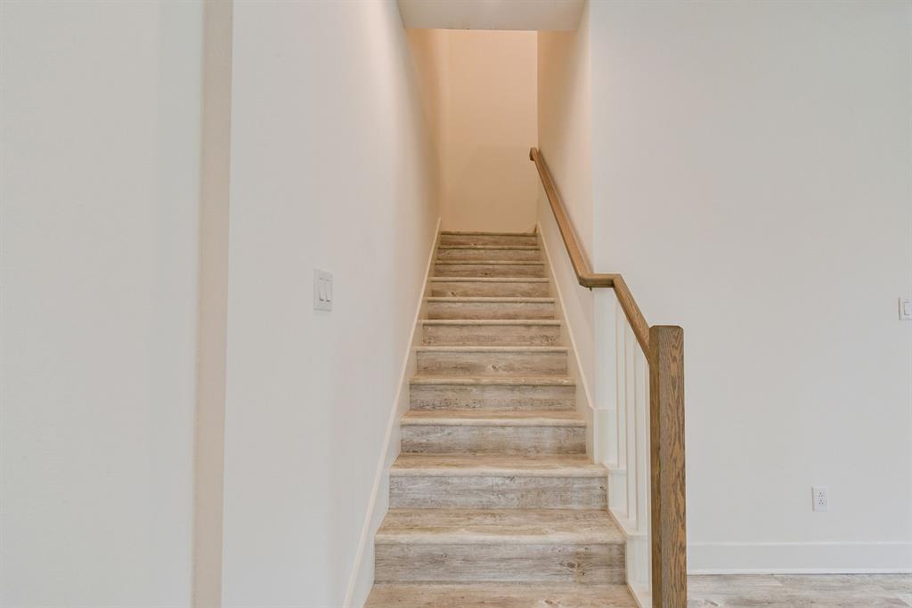 2709 Oakwood Crest Lane