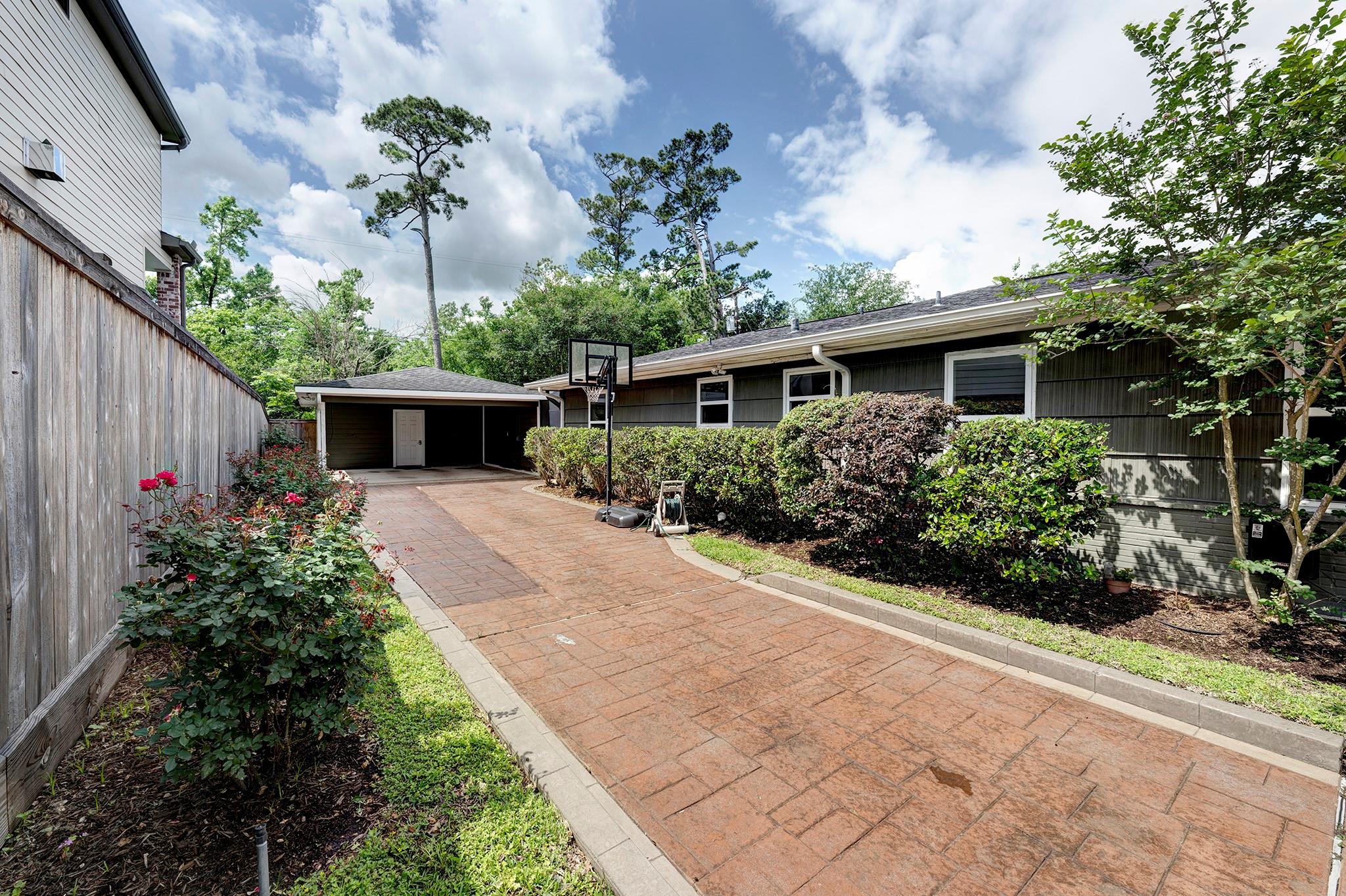 6107 Queenswood Lane