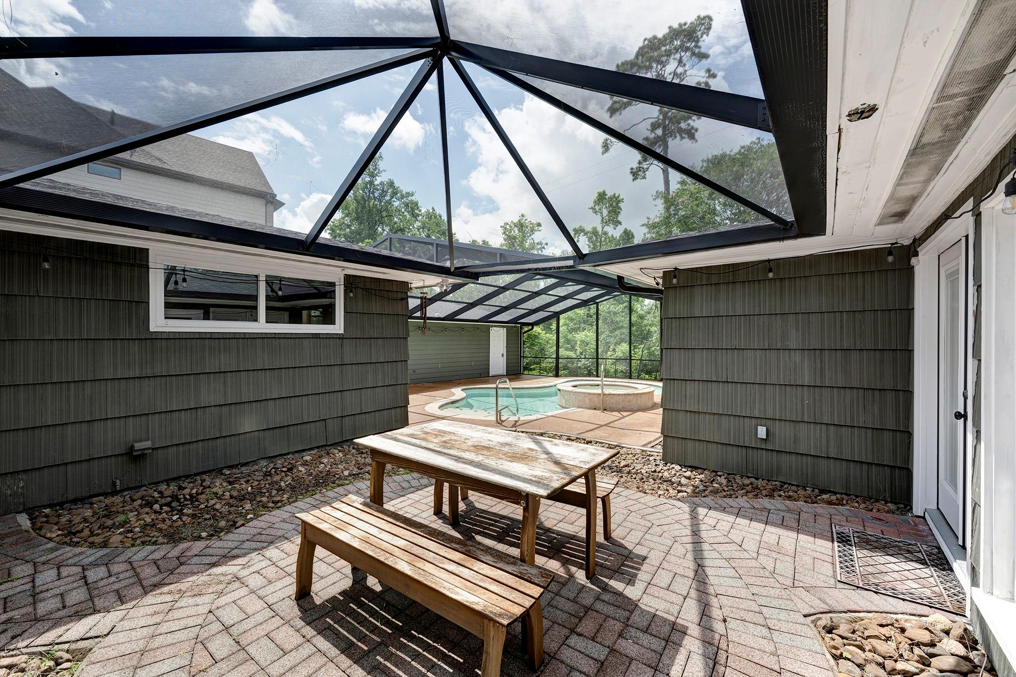6107 Queenswood Lane
