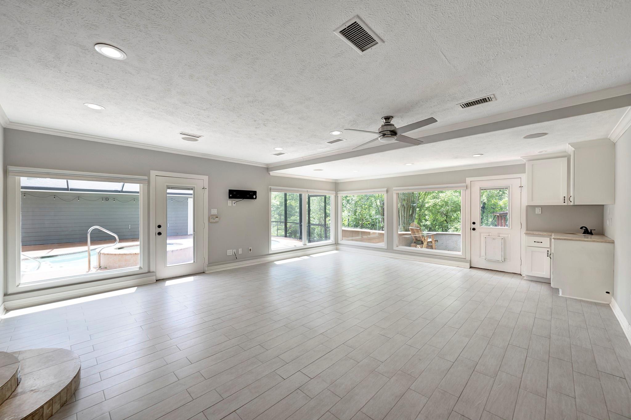 6107 Queenswood Lane