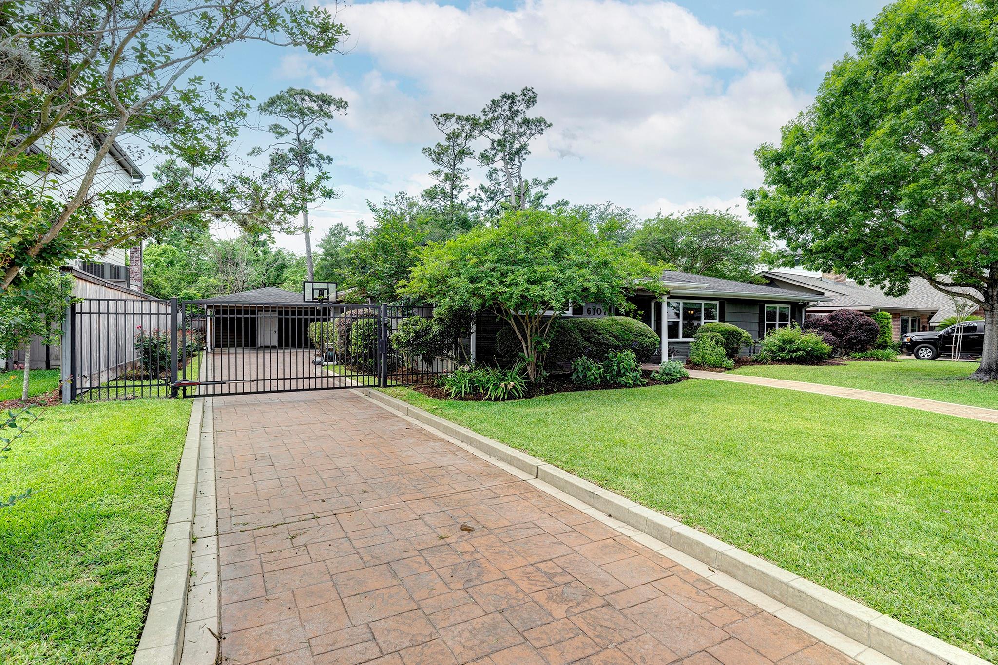 6107 Queenswood Lane