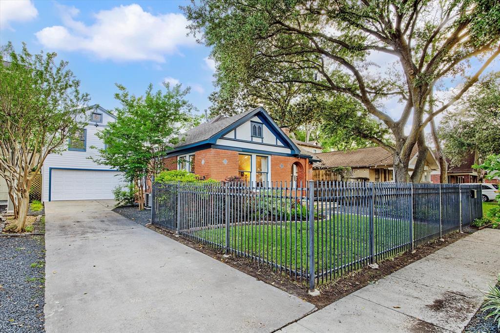 754 E 16th Street