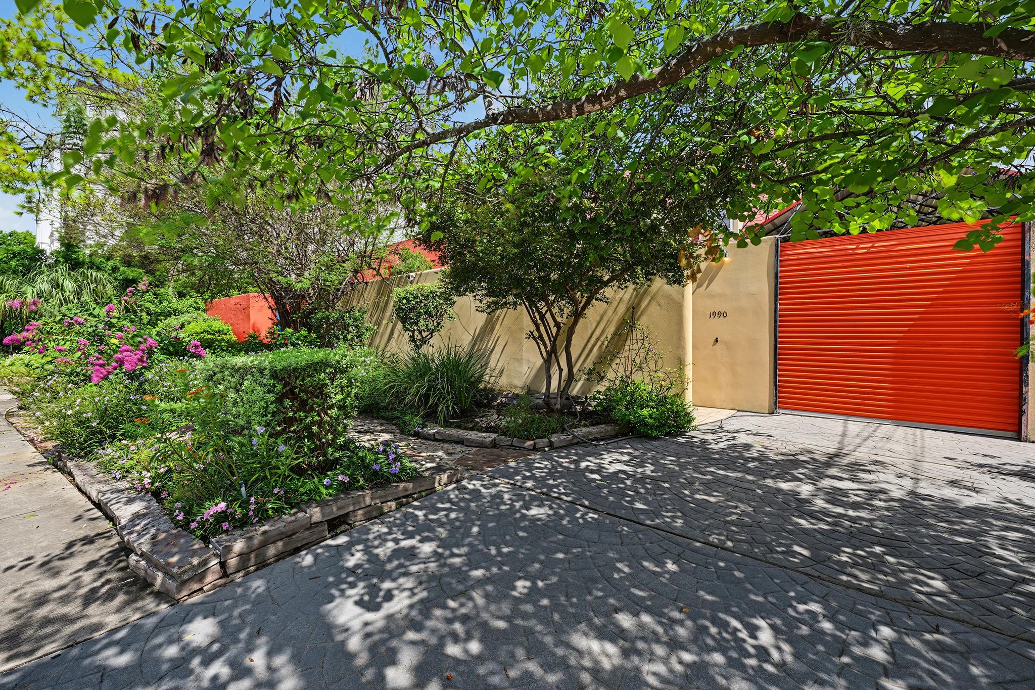 1990 W Clay Street