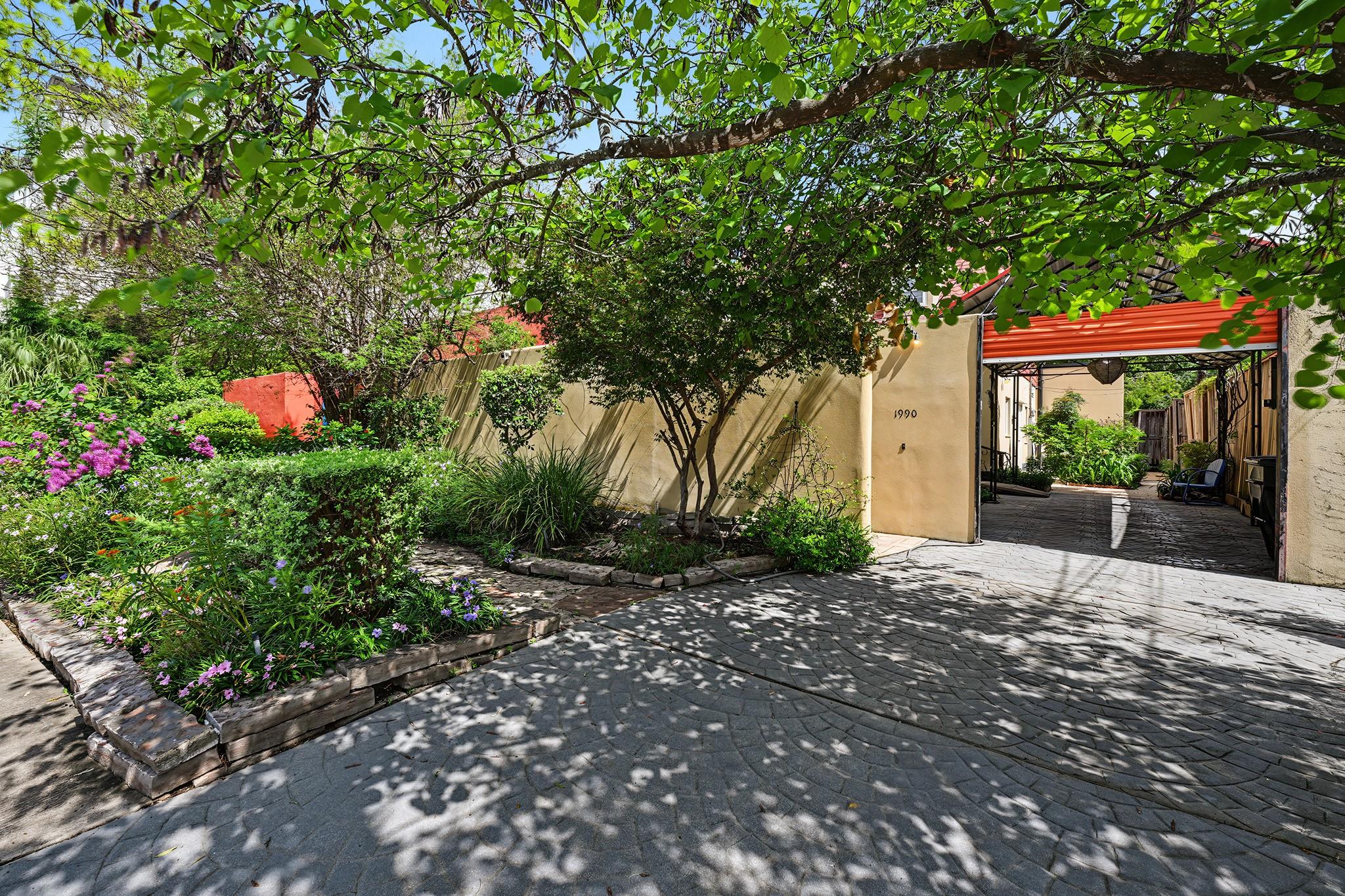 1990 W Clay Street