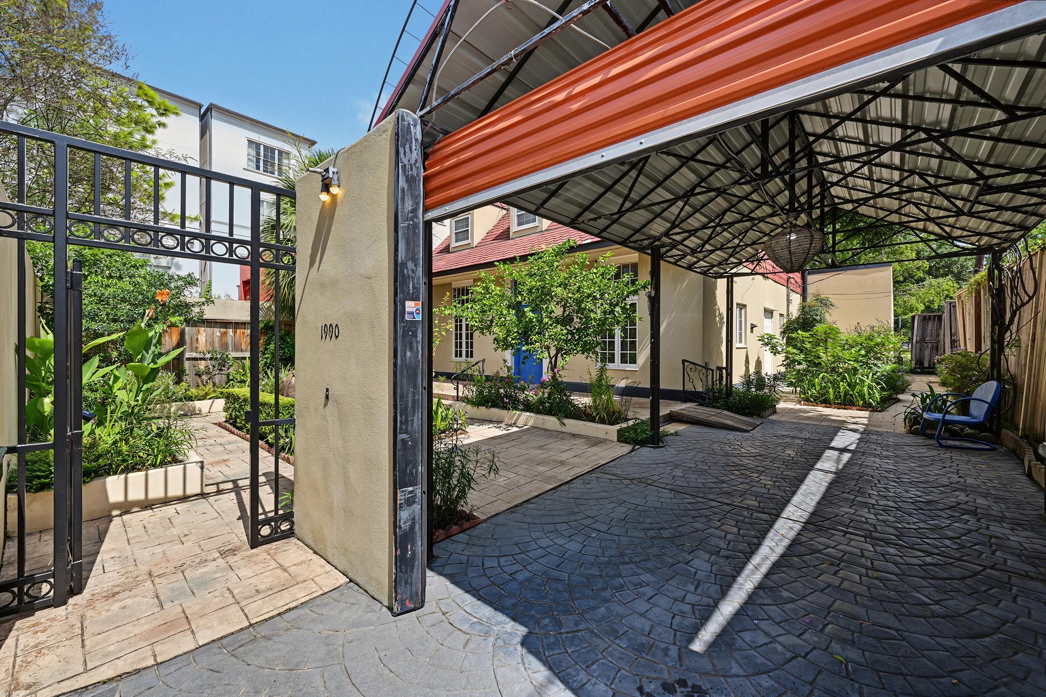 1990 W Clay Street