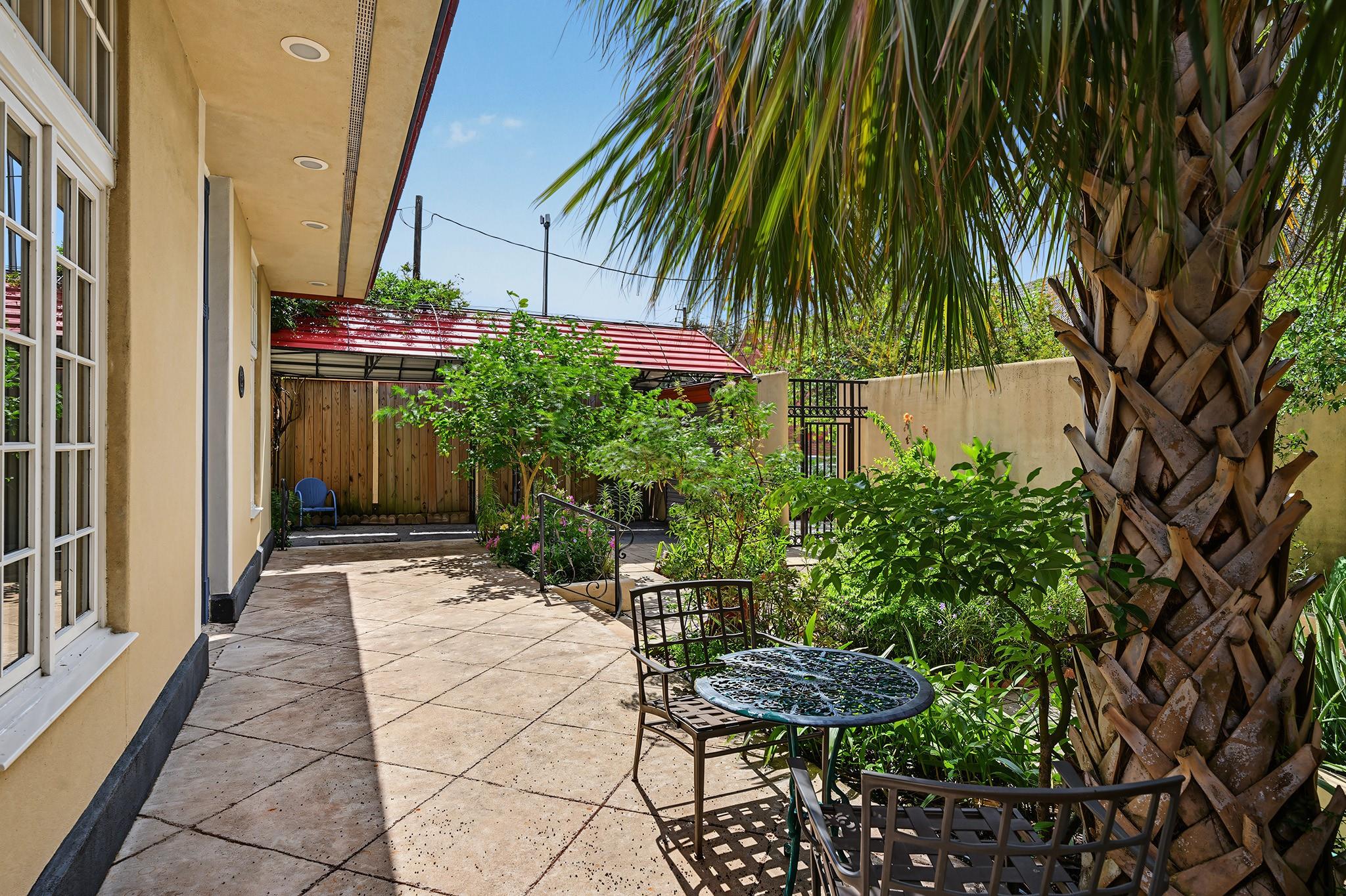 1990 W Clay Street