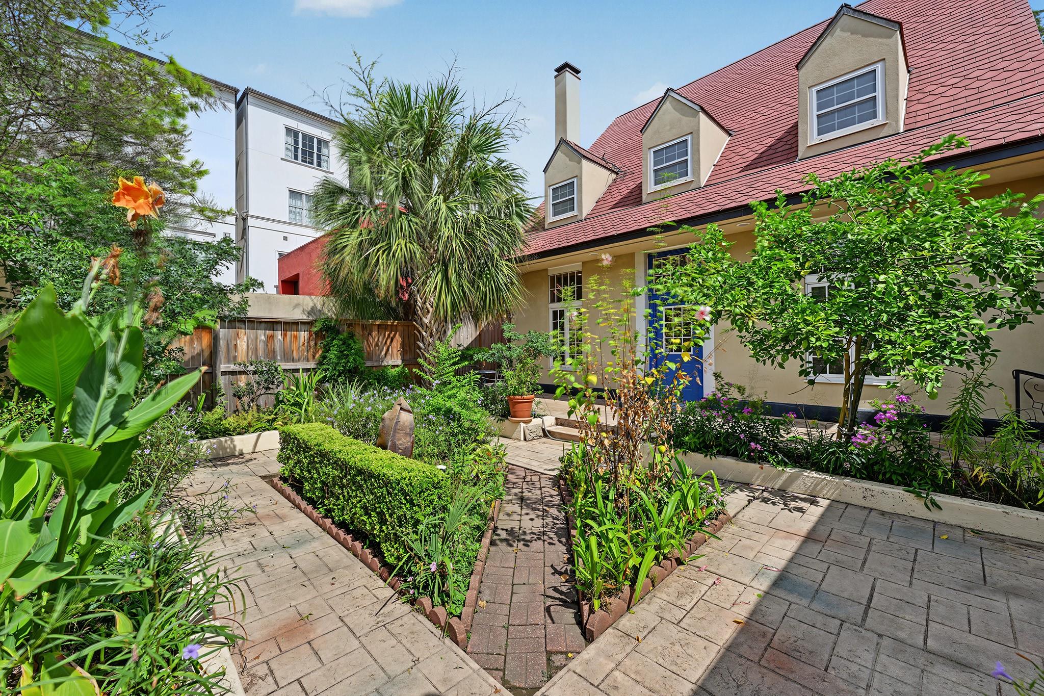 1990 W Clay Street