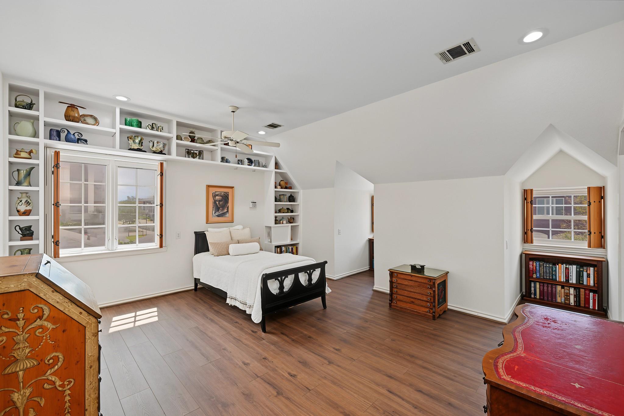 1990 W Clay Street
