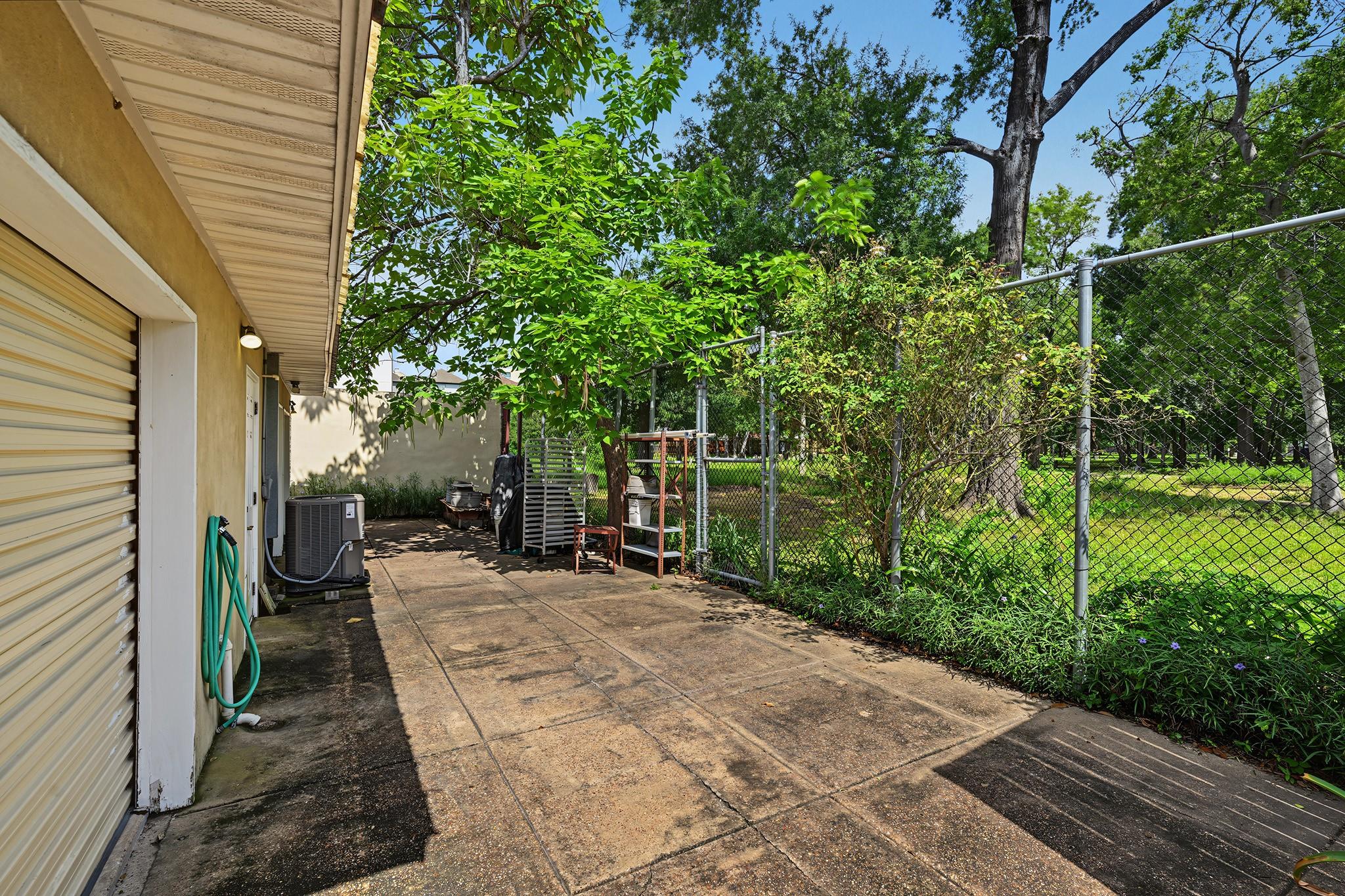 1990 W Clay Street