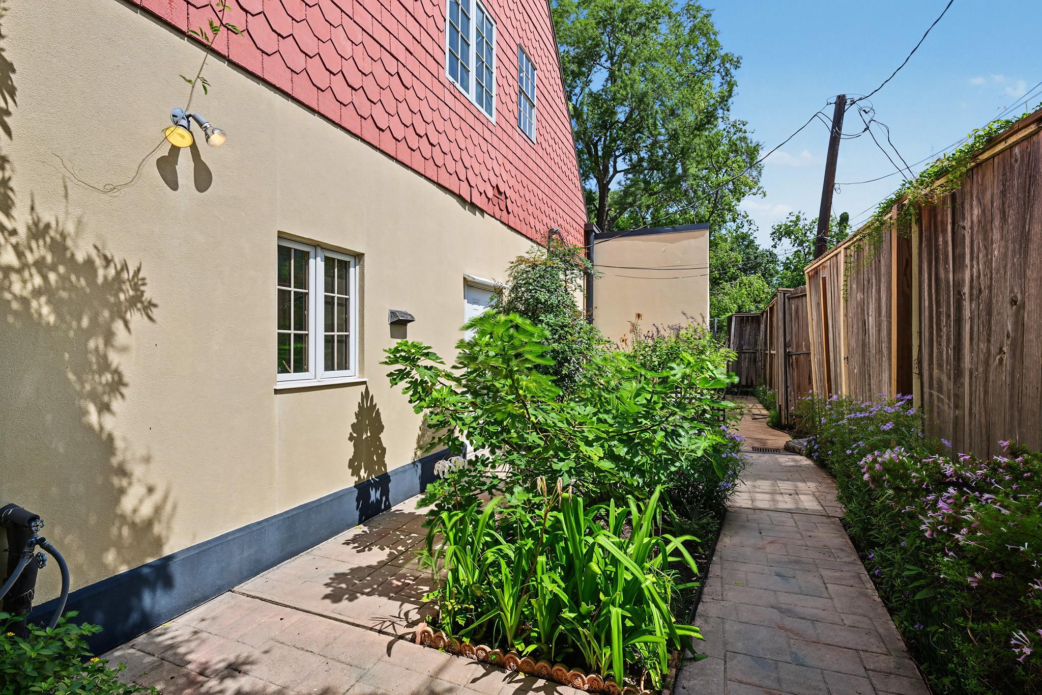 1990 W Clay Street