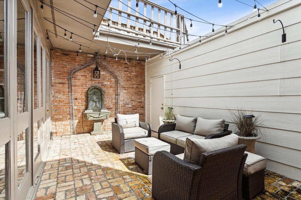 2204 Amberly Court