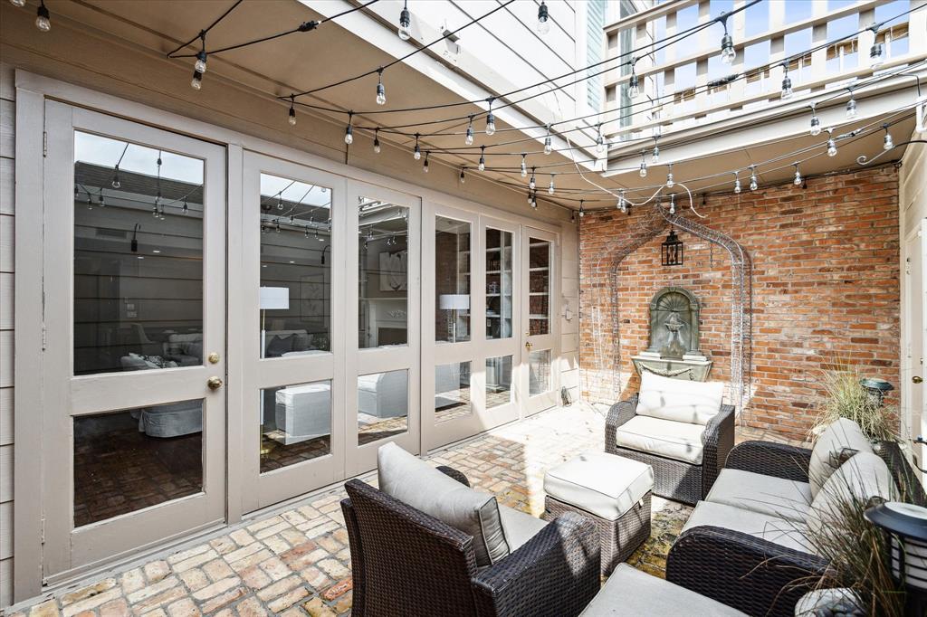 2204 Amberly Court