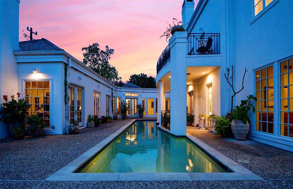28 Sunset Boulevard