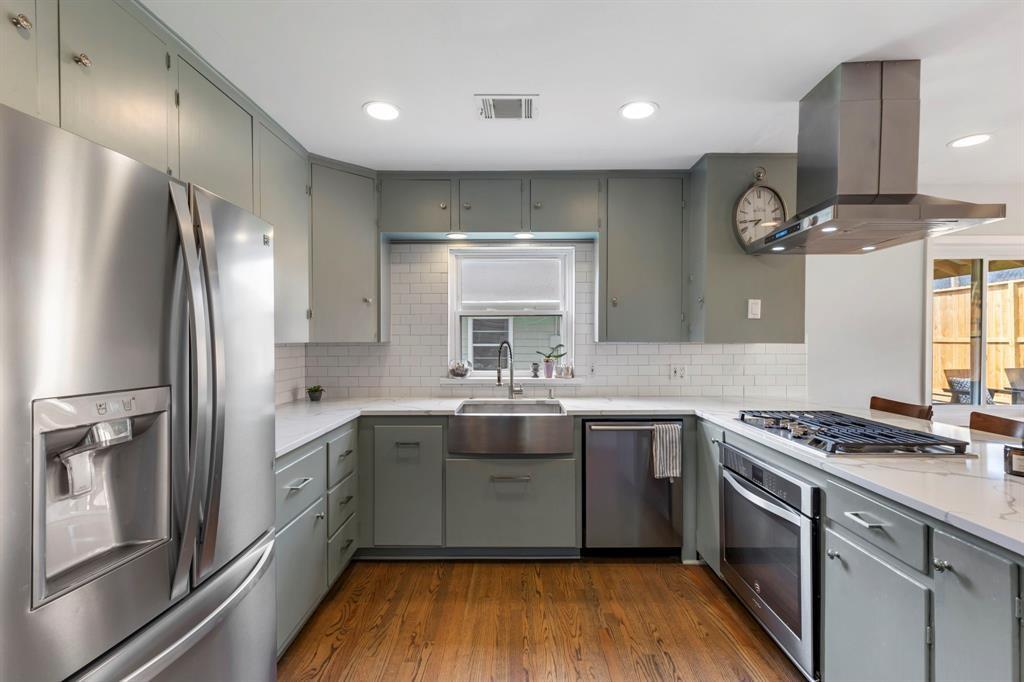 982 West 42nd Street