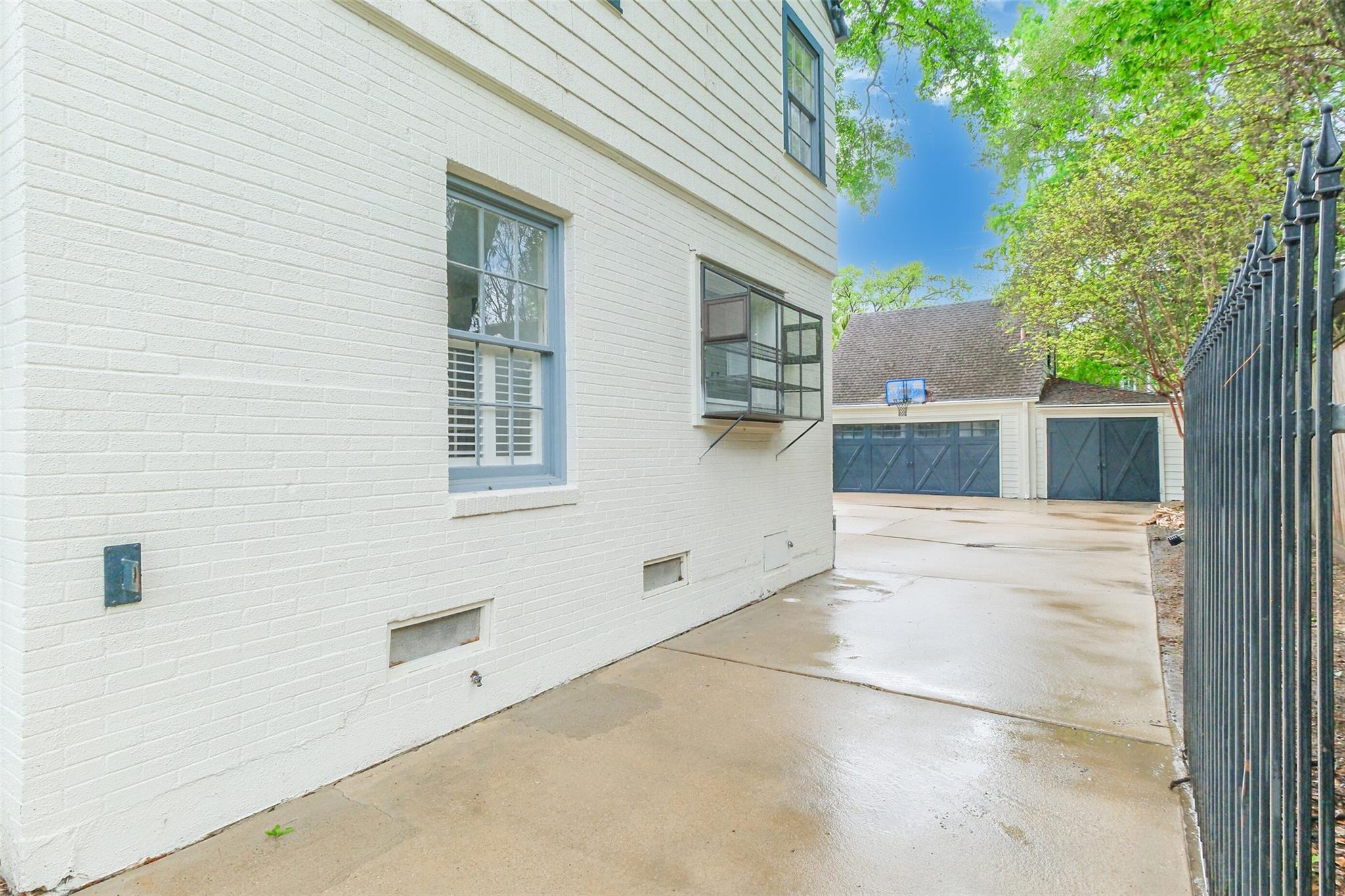 2201 Maroneal Street