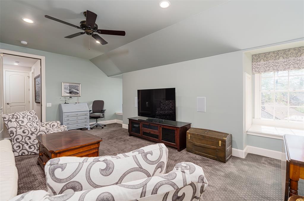 64 E Broad Oaks