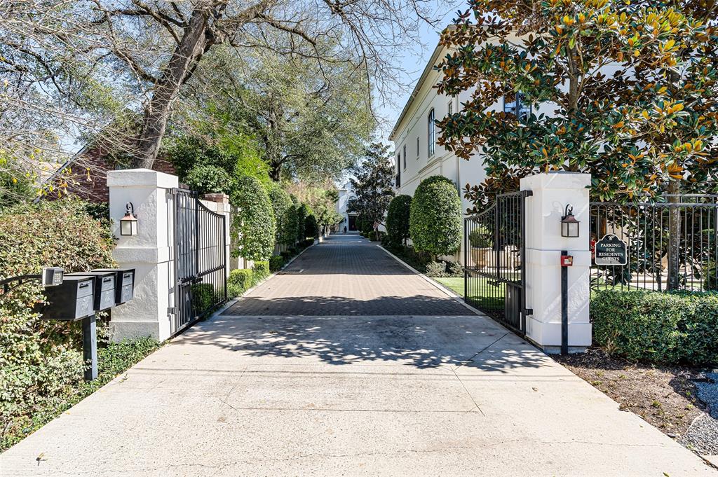64 E Broad Oaks