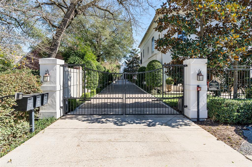 64 E Broad Oaks