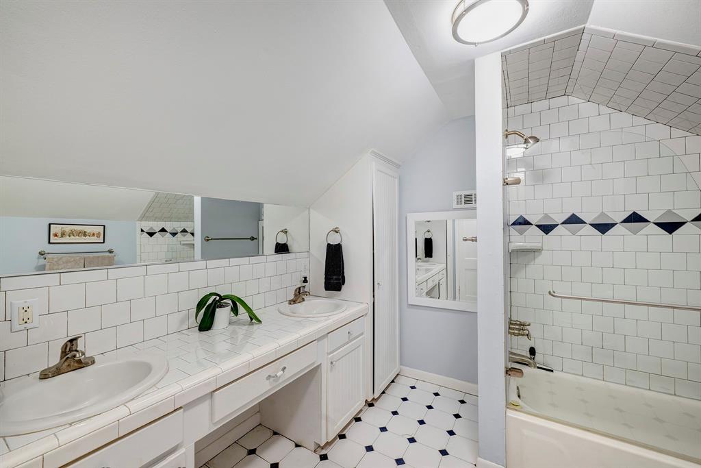 1229 Cortlandt Street