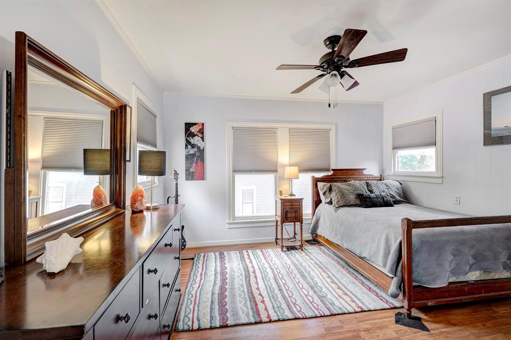 1229 Cortlandt Street